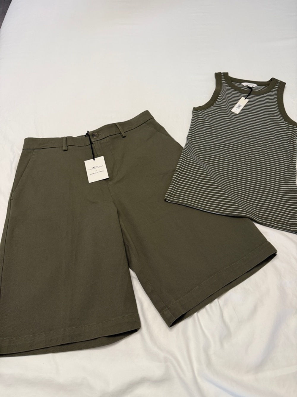 Banana republic womenOlive green Bermuda Chino Shorts brand new with tags size 4